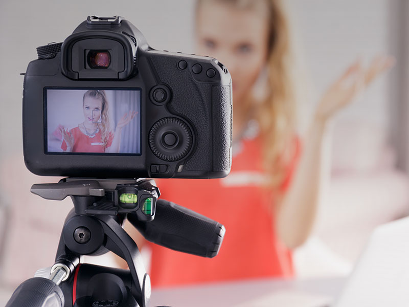 appareil hybride entrain de filmer une femme qui présente un produit