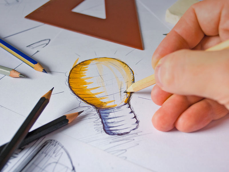 Esquisse à la main d'une ampoule pour symboliser la créativité